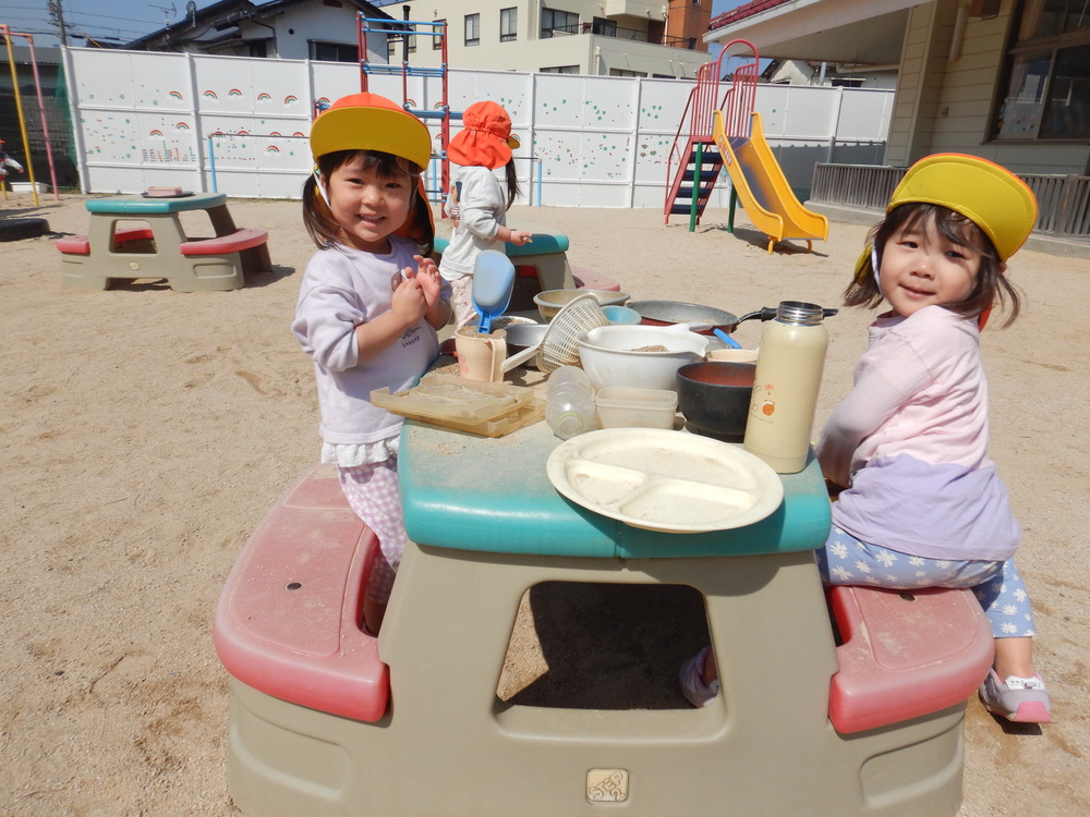 園庭で遊ぶ子ども (5)