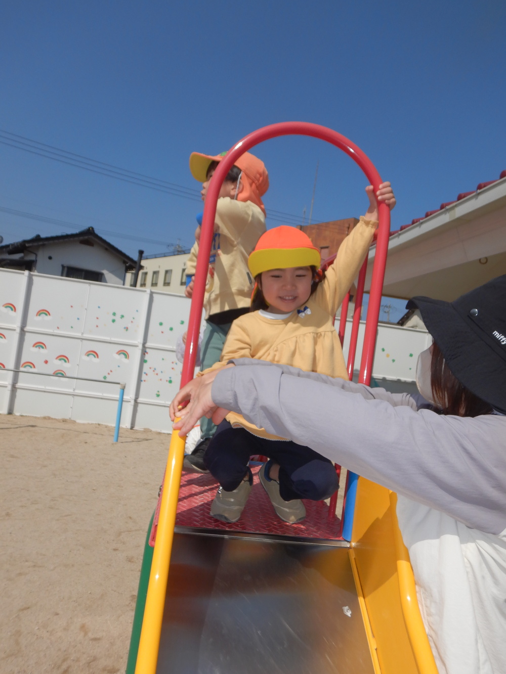 園庭で遊ぶ子ども