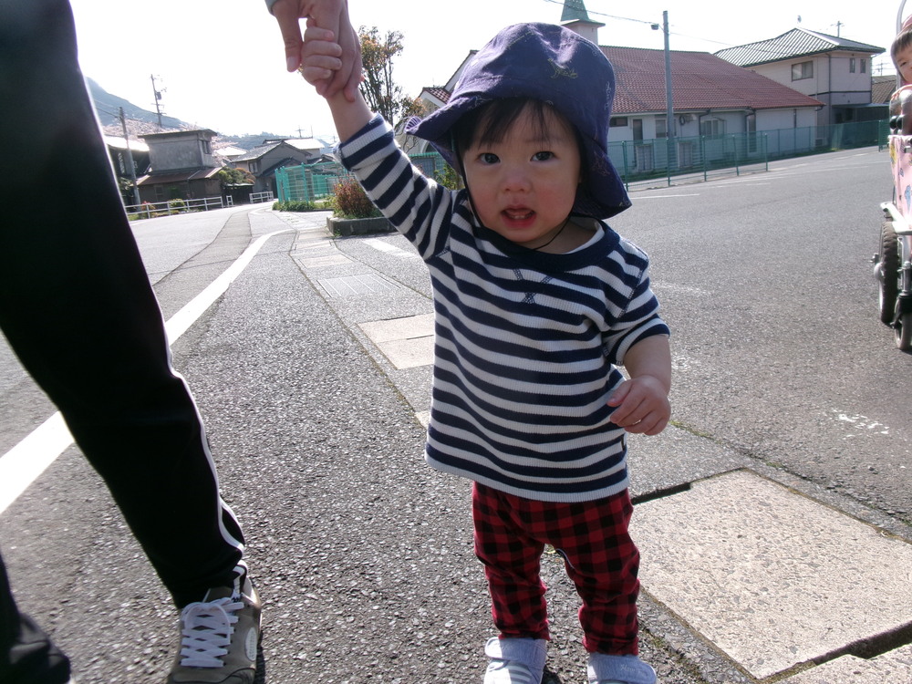 歩いている
