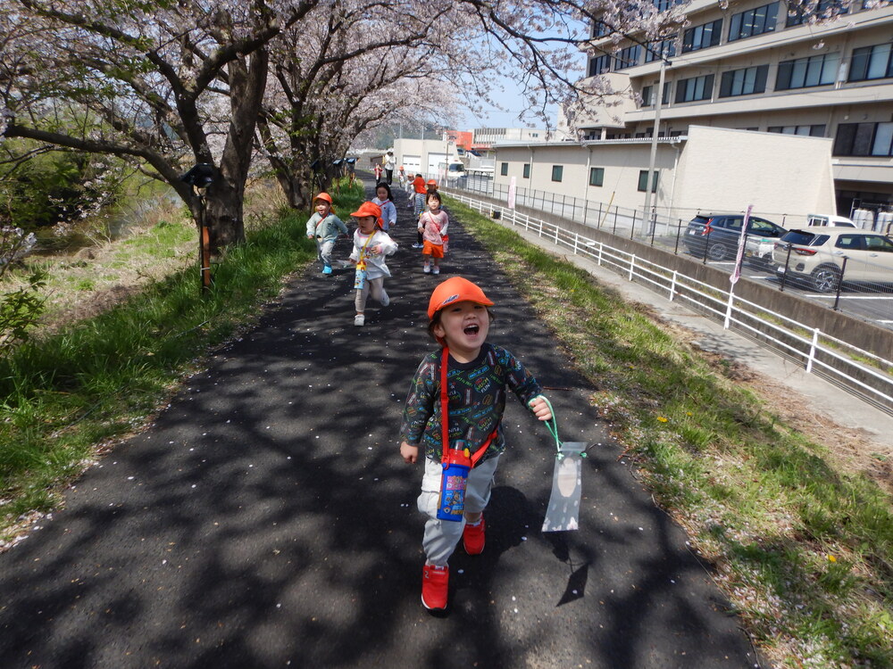 桜の下を走る子ども (1)