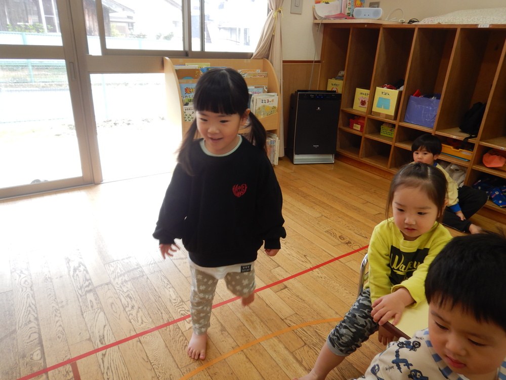 チーム決めをする子ども