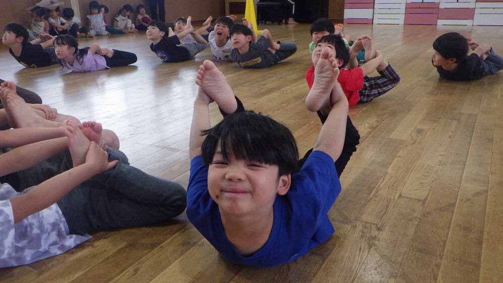 リズムをする子ども (2)