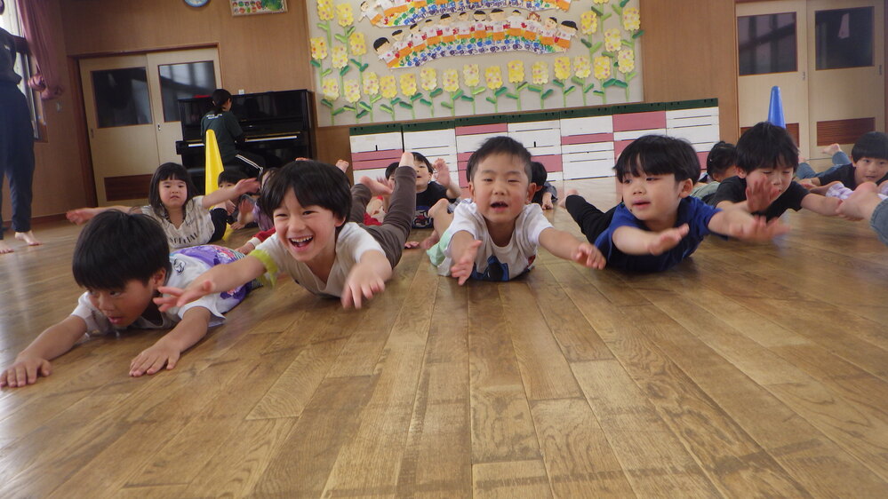 リズムをする子ども (4)