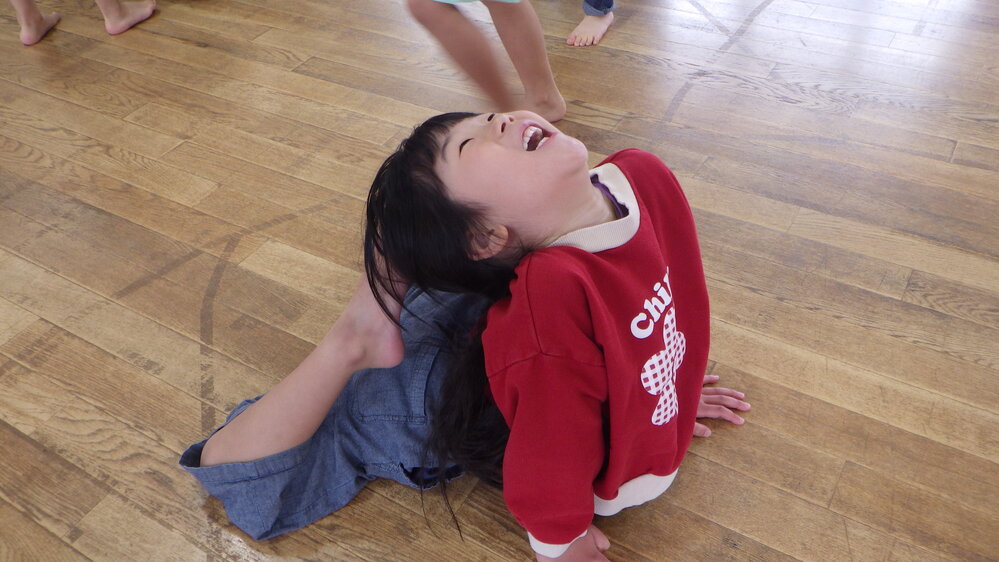 リズムをする子ども (5)