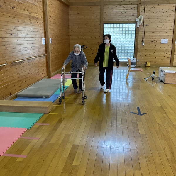 歩いています