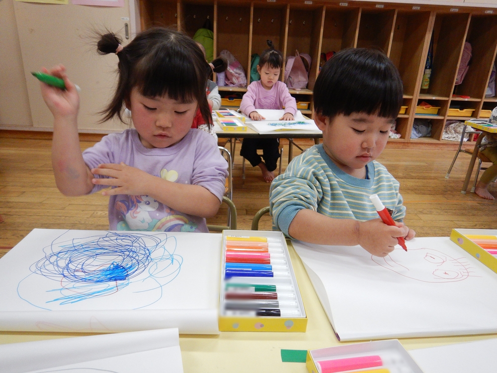 自分の顔を描く子ども (1)
