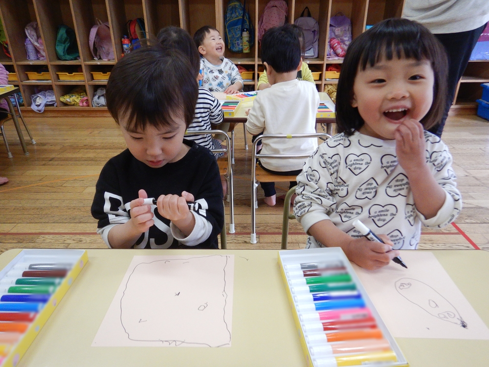 自分の顔を描く子ども (2)