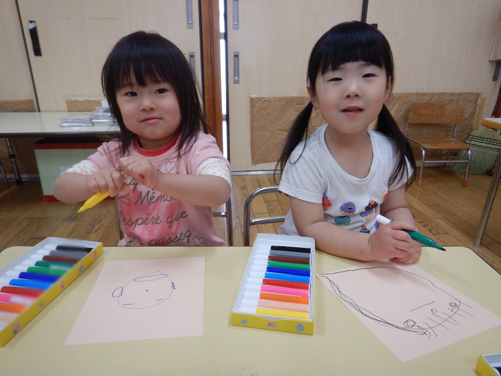 自分の顔を描く子ども (3)