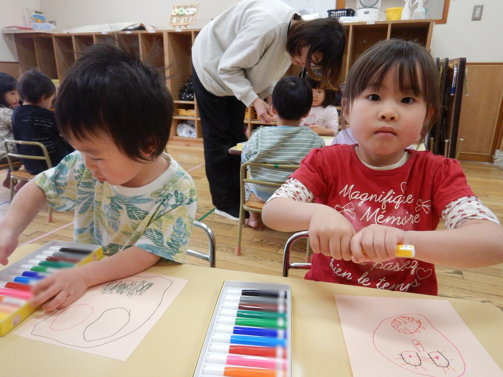 自分の顔を描く子ども (4)