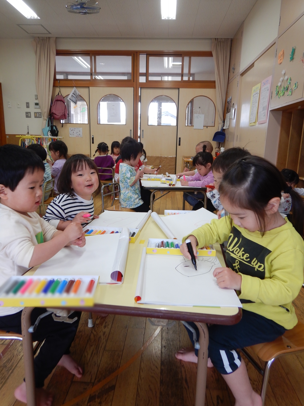 自分の顔を描く子ども (5)