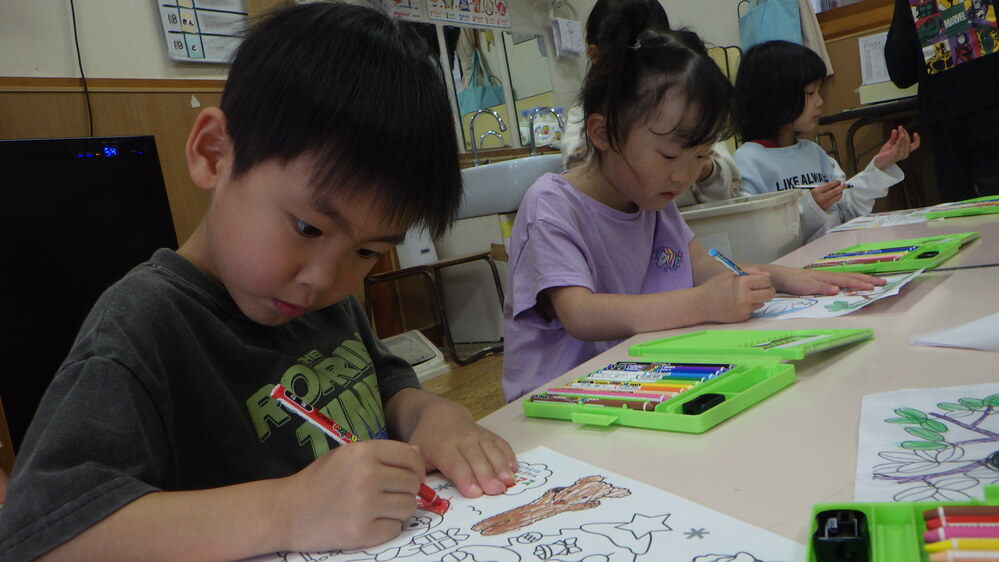 ぬりえをする子ども１