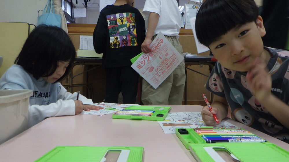 ぬりえをする子ども２