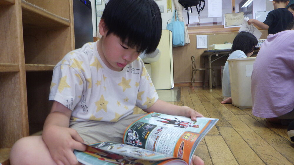 絵本を見る子ども２