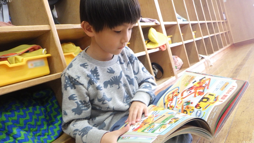 絵本を楽しむ子ども