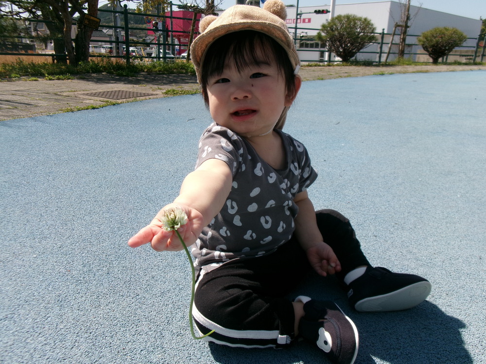 公園で遊んでいる