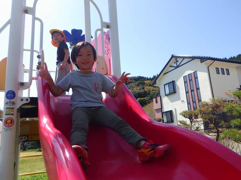 公園で遊ぶ子ども (3)