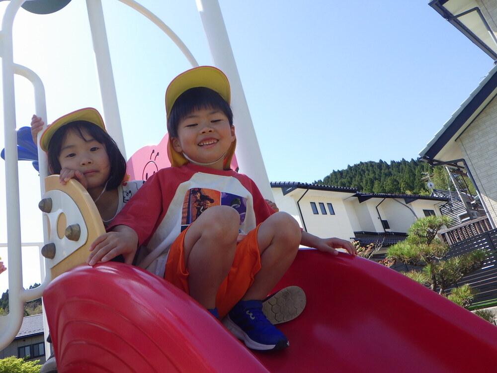 公園で遊ぶ子ども (4)