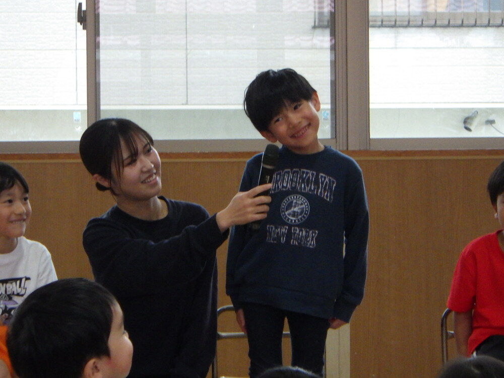 誕生会を楽しむ子ども (2)
