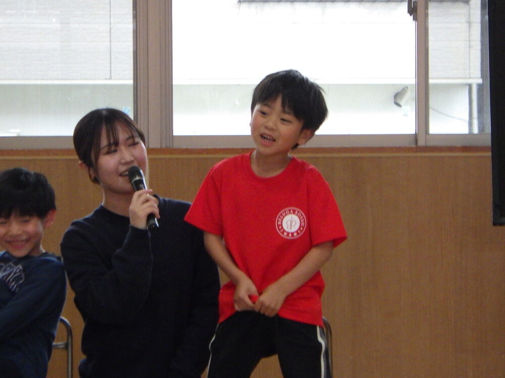誕生会を楽しむ子ども (3)
