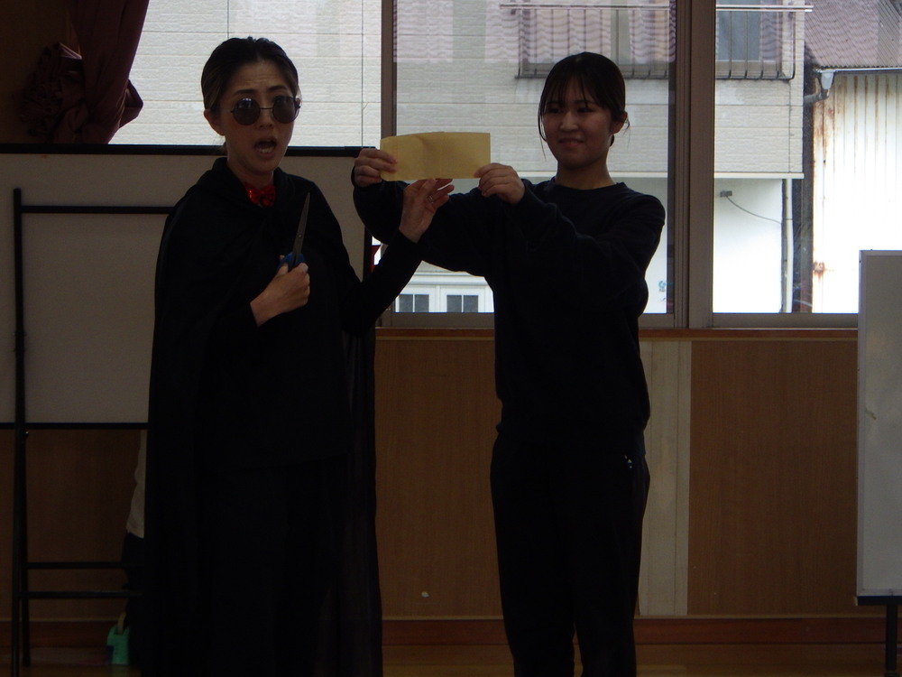 誕生会を楽しむ子ども (5)