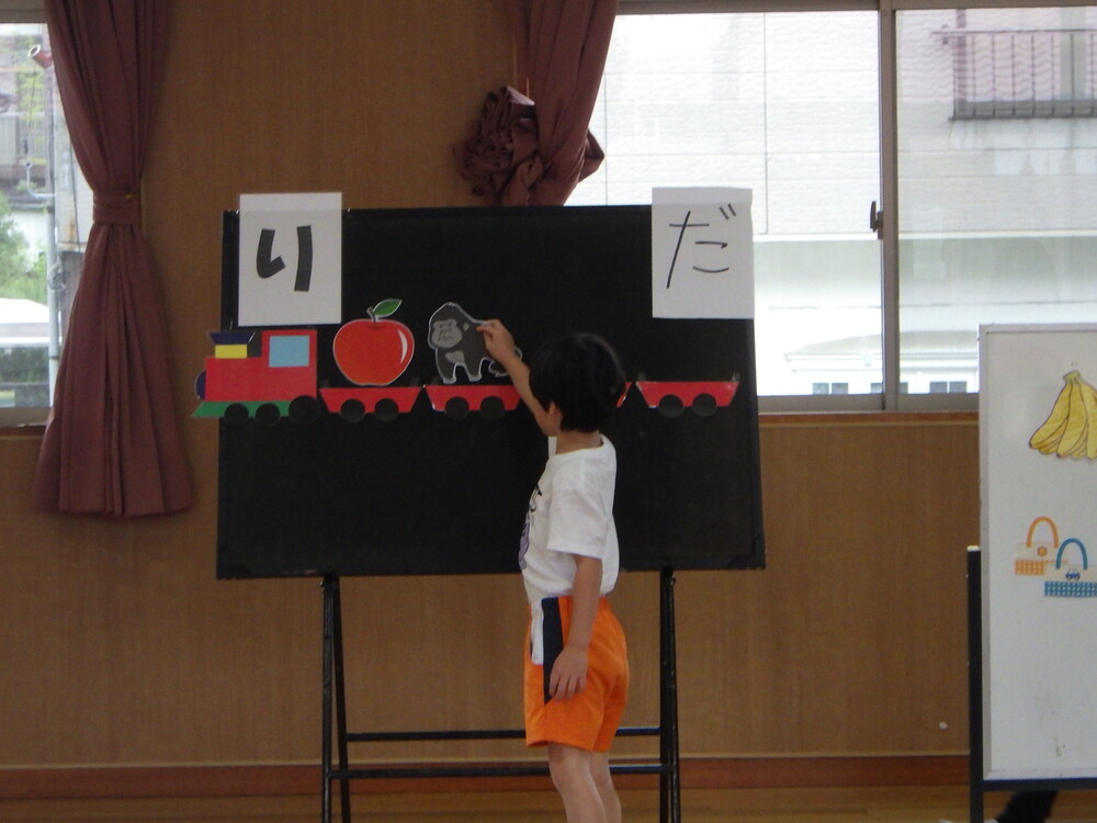 誕生会を楽しむ子ども (6)