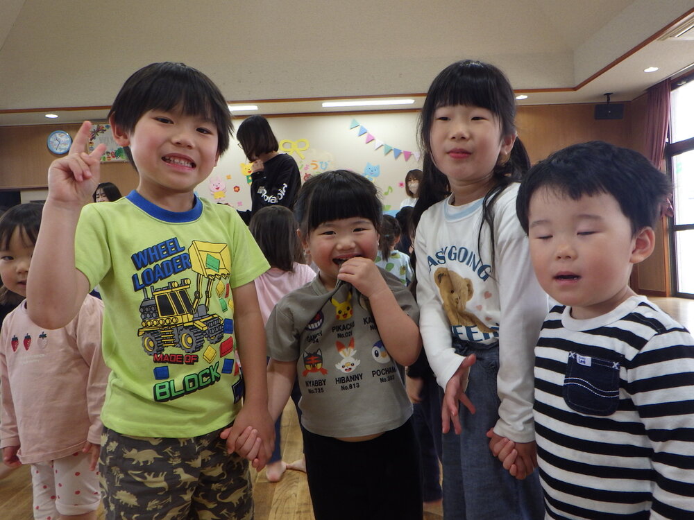 誕生会を楽しむ子ども (7)