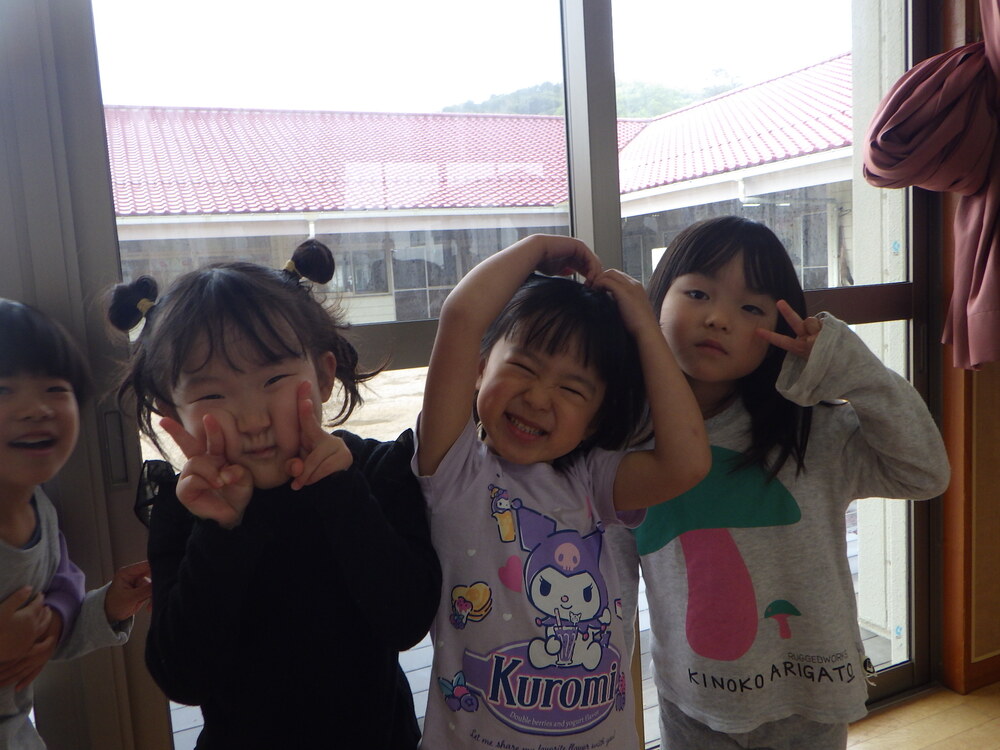 誕生会を楽しむ子ども (9)