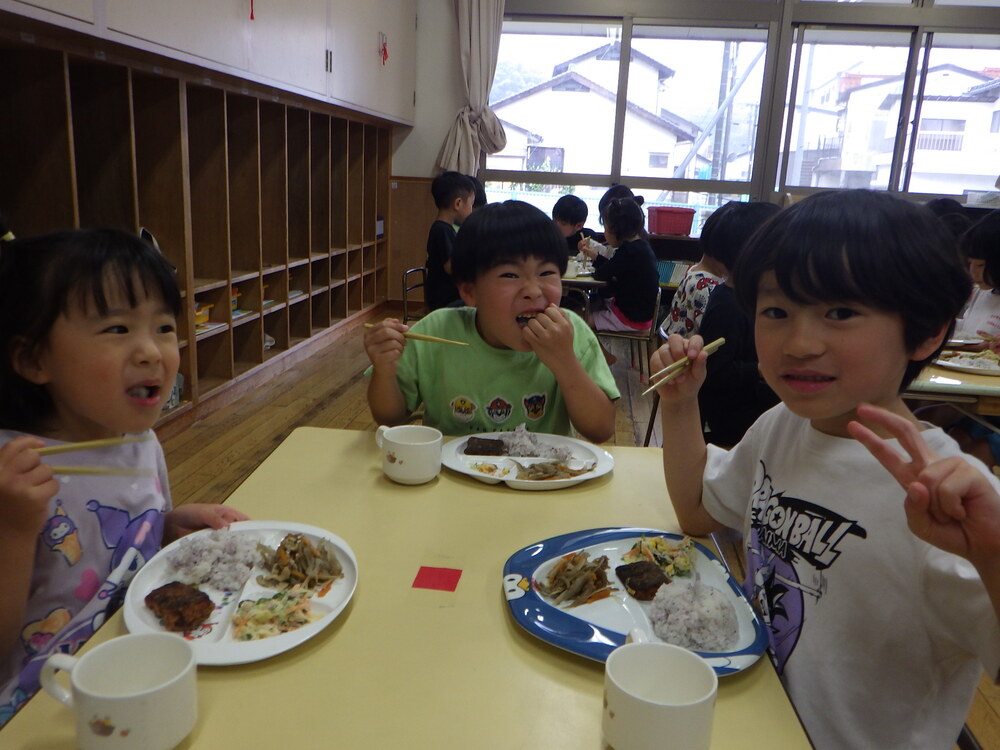 誕生会を楽しむ子ども (10)