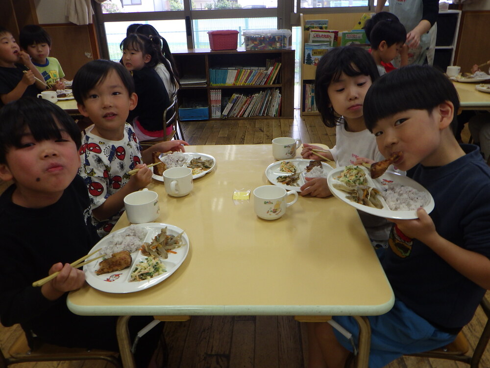 誕生会を楽しむ子ども (11)