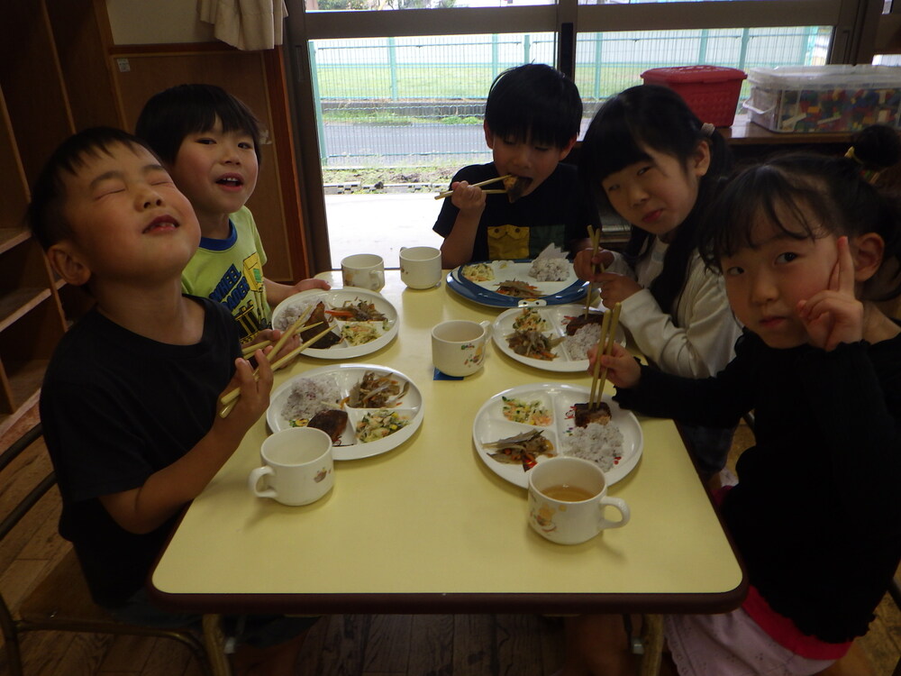 誕生会を楽しむ子ども (12)