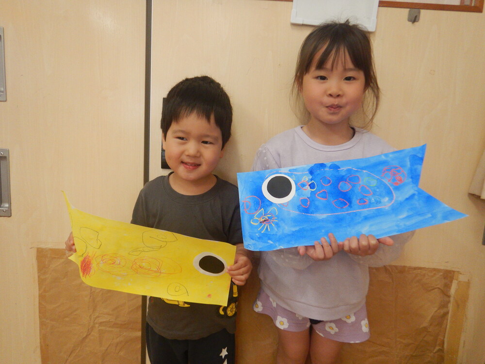 こいのぼりの制作をする子ども (1)