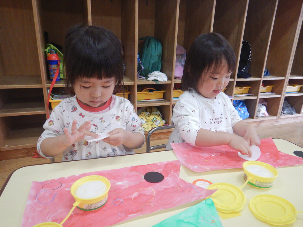 こいのぼりの制作をする子ども (2)