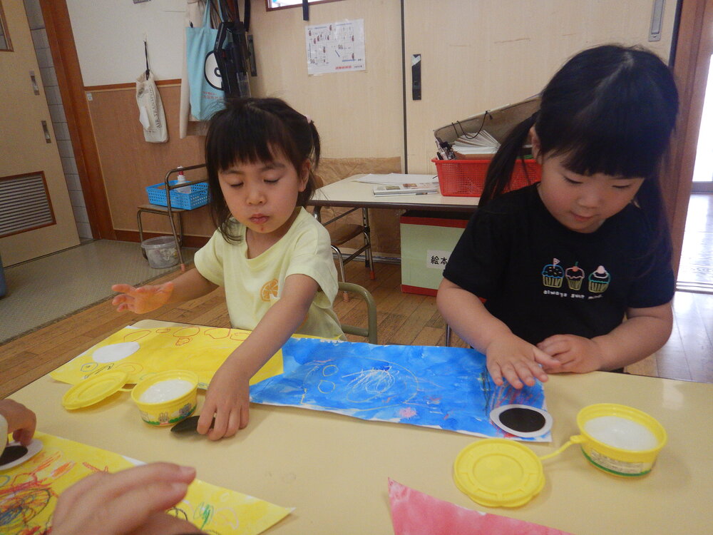 こいのぼりの制作をする子ども (3)