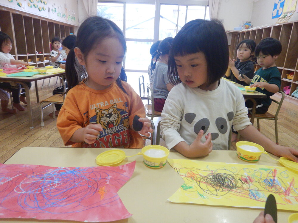 こいのぼりの制作をする子ども (4)