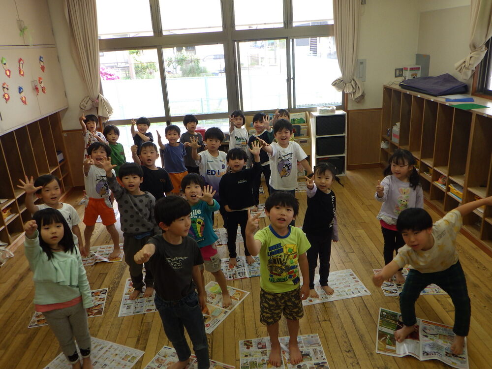 広告じゃんけんをする子ども１