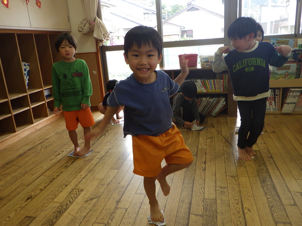 広告じゃんけんをする子ども２