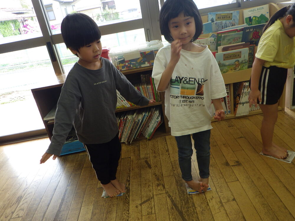 広告じゃんけんをする子ども３