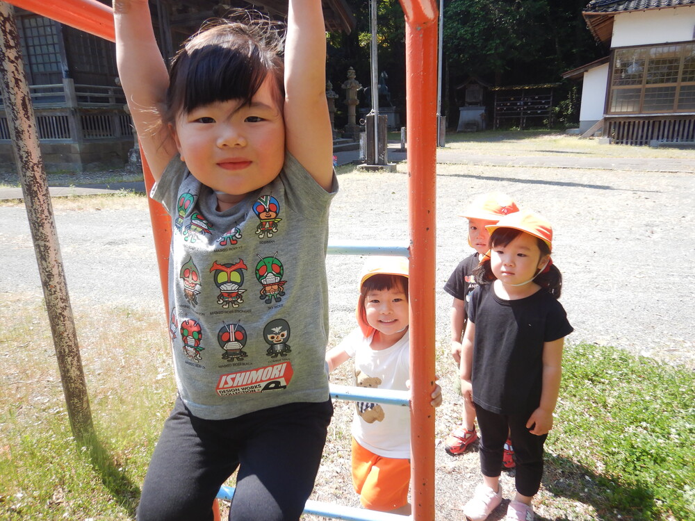 南の宮で遊ぶ子ども (2)