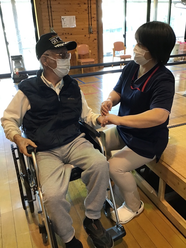 手のストレッチ中