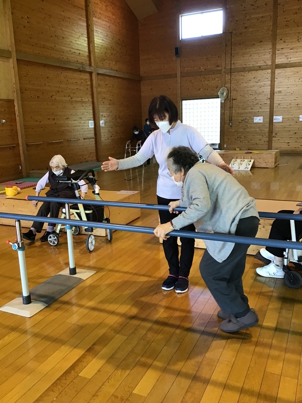 歩いています