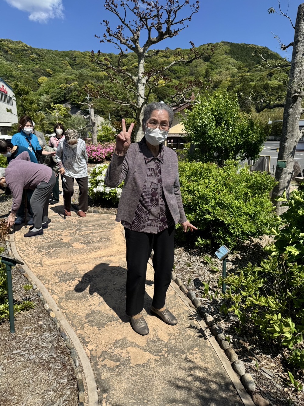 で