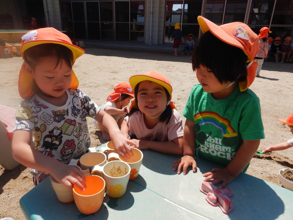 園庭で遊ぶ子ども (2)