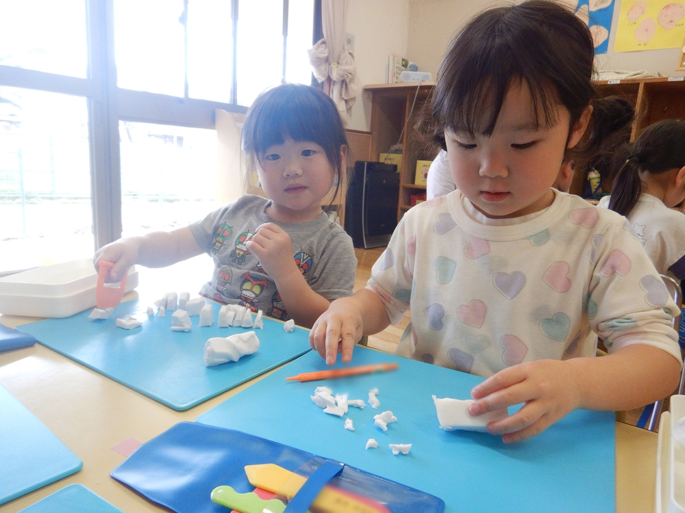 粘土で遊ぶ子ども (1)