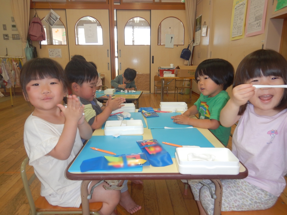 粘土で遊ぶ子ども (3)