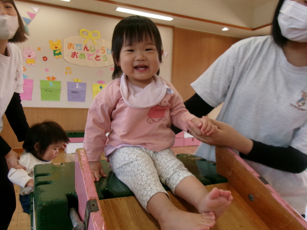 すべり台を滑っている