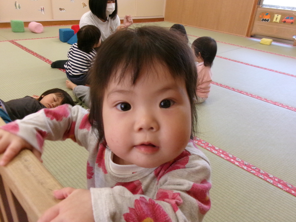 部屋で遊んでいる
