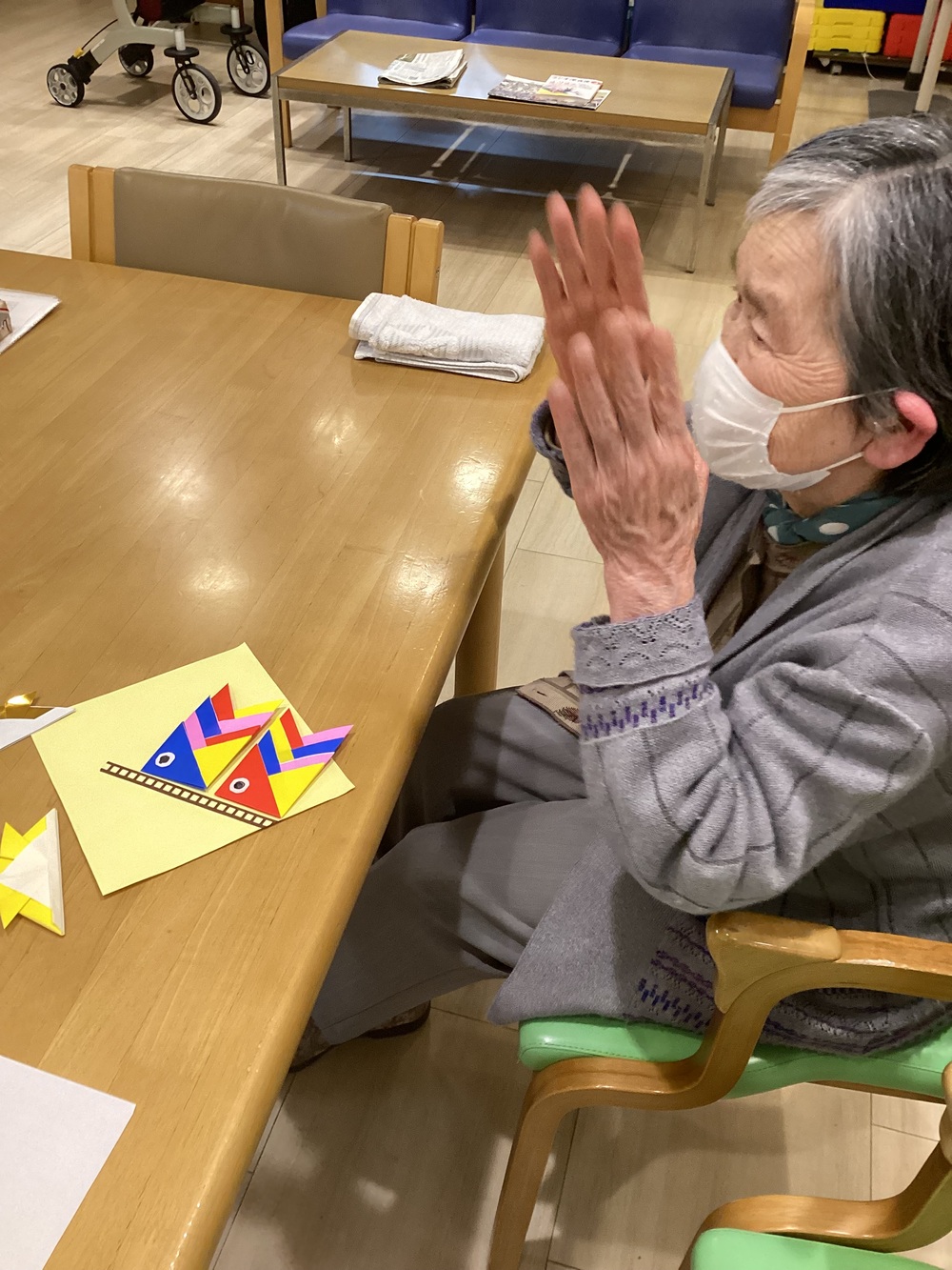 折り紙でこいのぼりを作る利用者さん