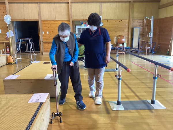歩いています