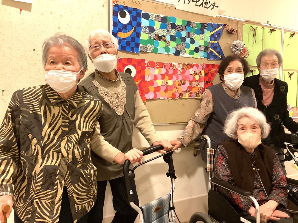 鯉のぼりの前で集合写真