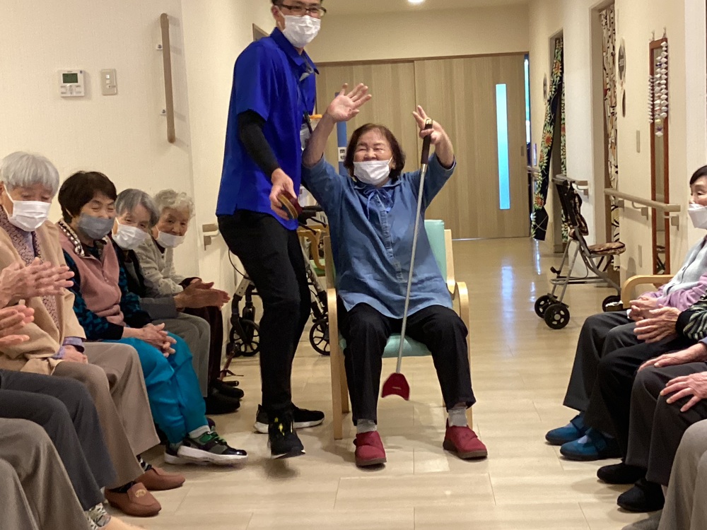 ゲームで喜んでおられる利用者さん